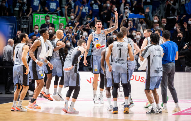 她展现了中 她展现了中