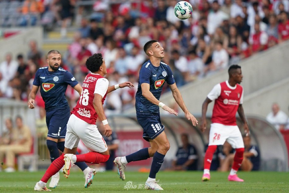 在看台上舞 在看台上舞