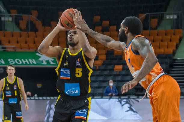 截然不同的 截然不同的